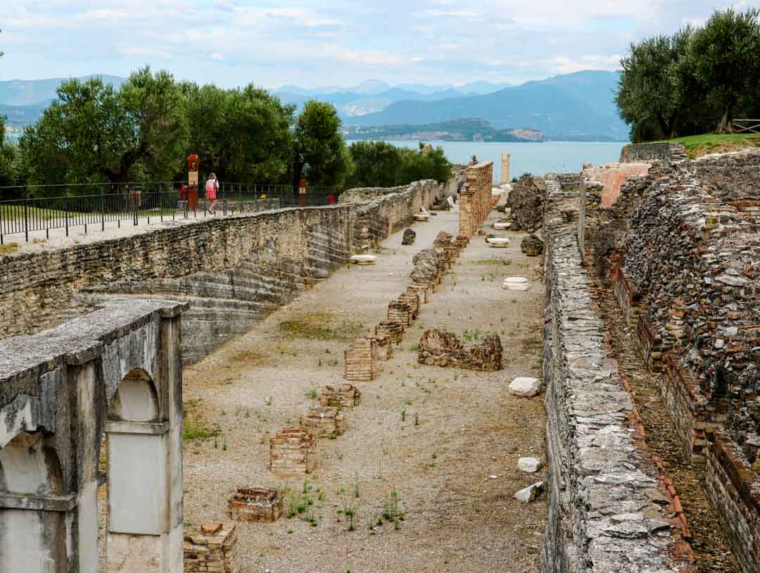 historische ausgrabung und alle villa bei sirmione