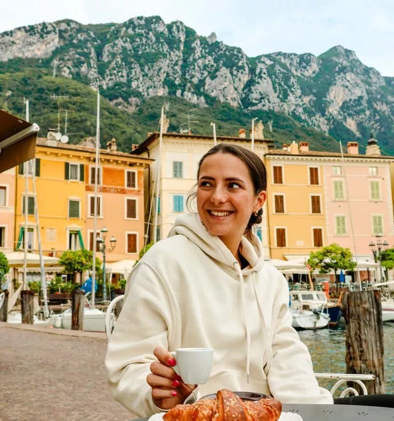 kaffee trinken mit blick auf berge und see in gargnano kaffee trinken mit blick auf berge und see in gargnano