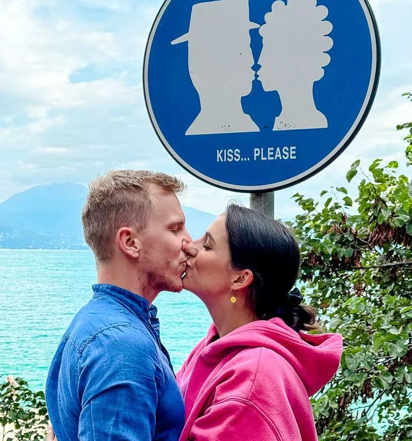 kiss please schild bei sirmione am gardasee kiss please schild bei sirmione am gardasee