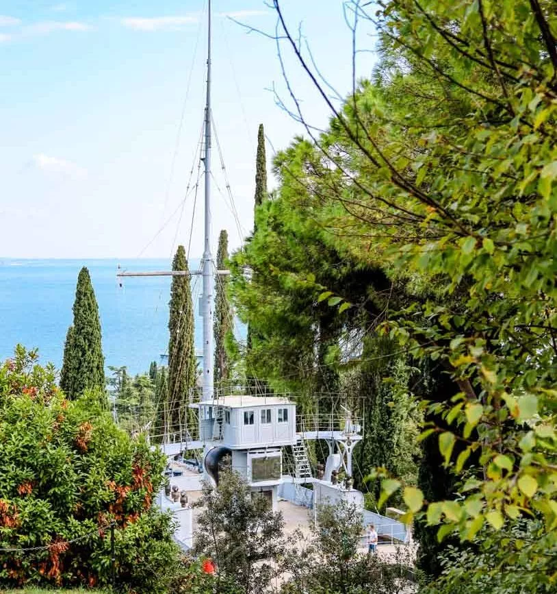 kriegsschiff im park vittoriale degli italiani gardasee kriegsschiff im park vittoriale degli italiani gardasee