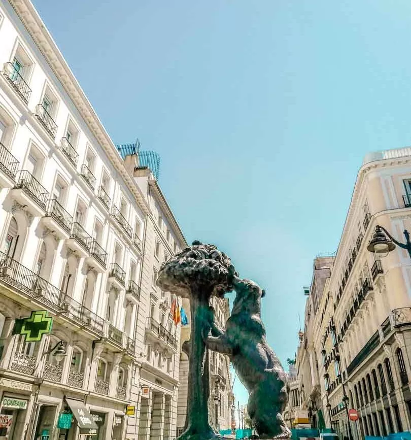 madrid puerta del sol statue baer und erdbeerbaum