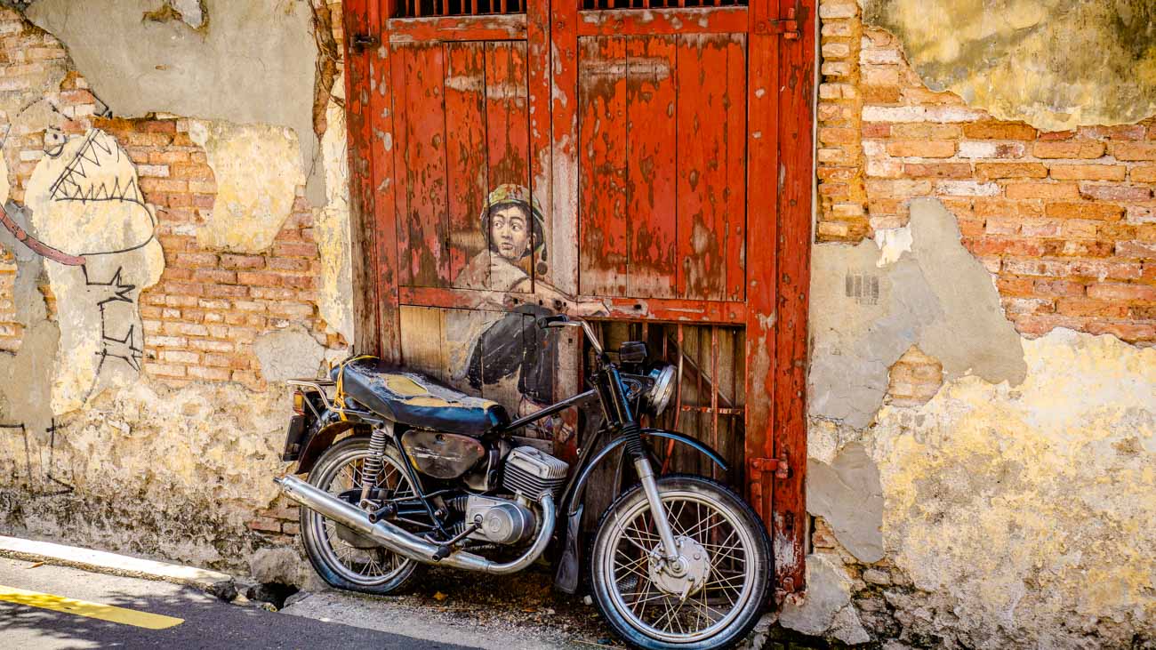 Malyasia Penang Streetart Junge Motorrad