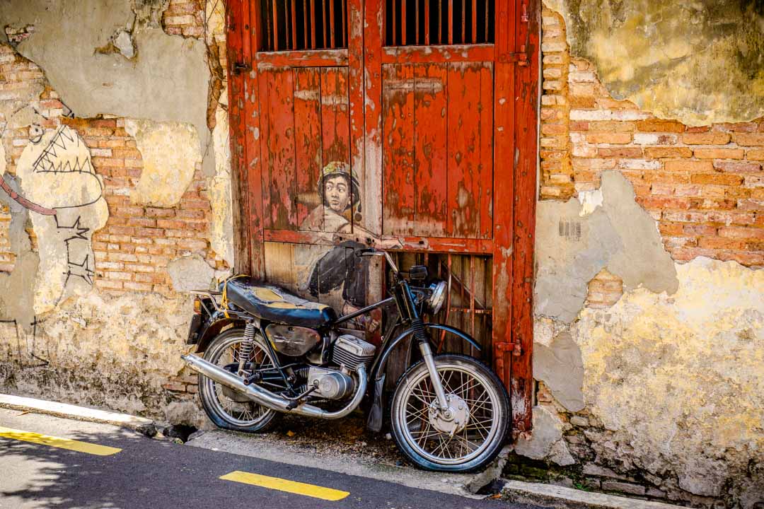 malysia penang streetart junge motorrad malysia penang streetart junge motorrad