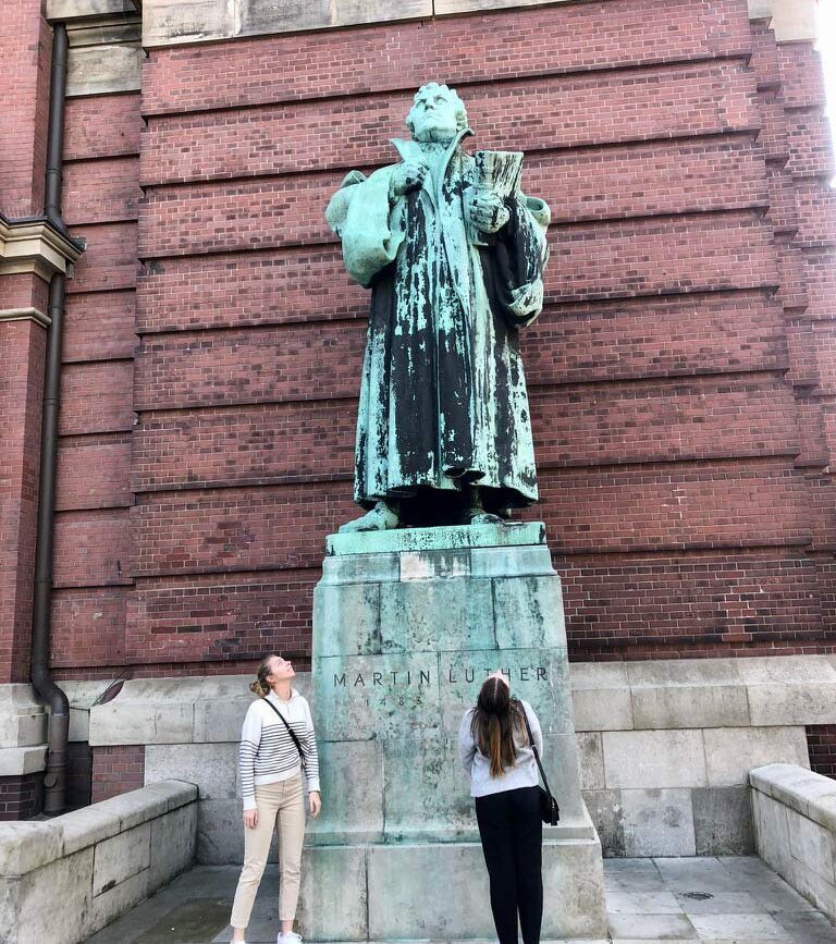 Martin Luther Denkmal neben dem Michel in Hamburg