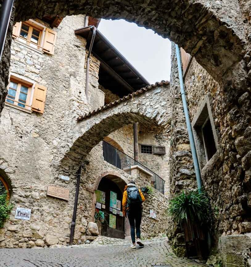 mittelalterliches dorf und steinboegen canale di tenno