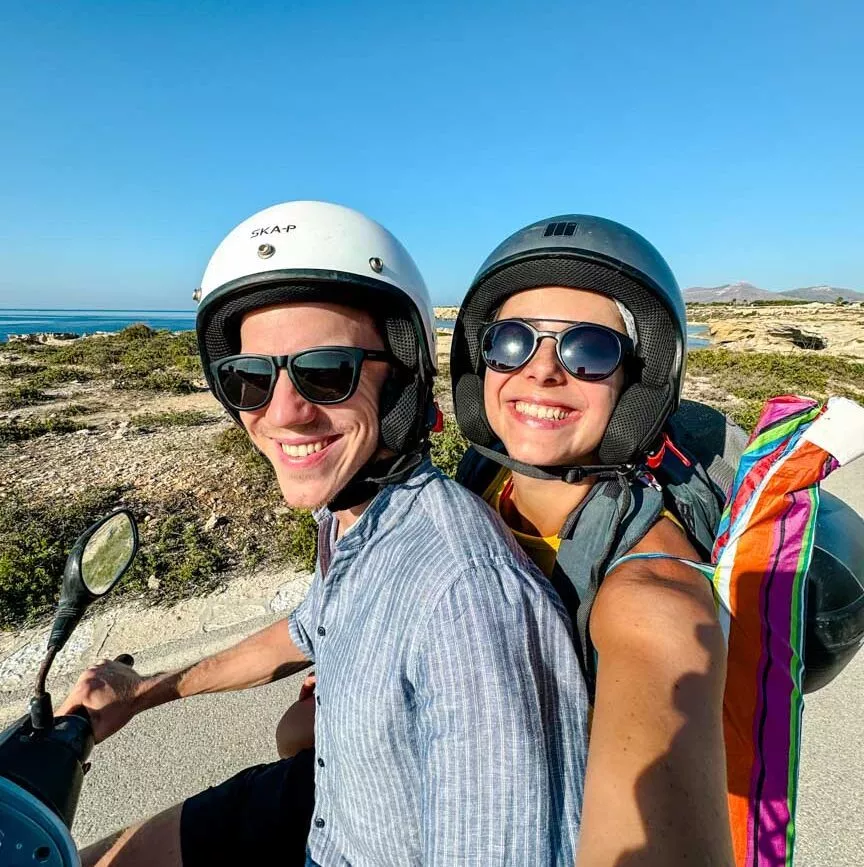 Roller fahren auf der Insel Favignana auf Sizilien
