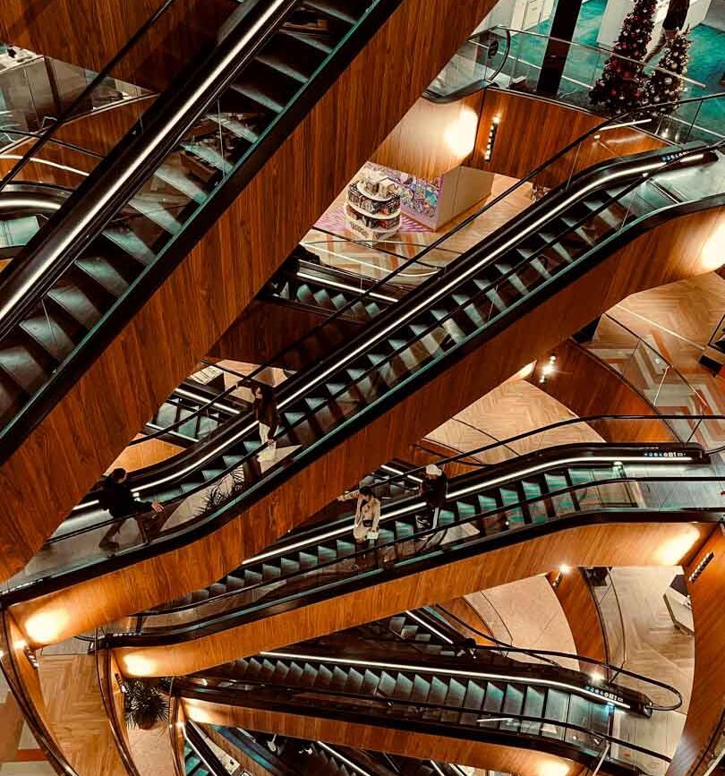 rolltreppen im kadewe kaufhaus des westens in berlin staedtetrip