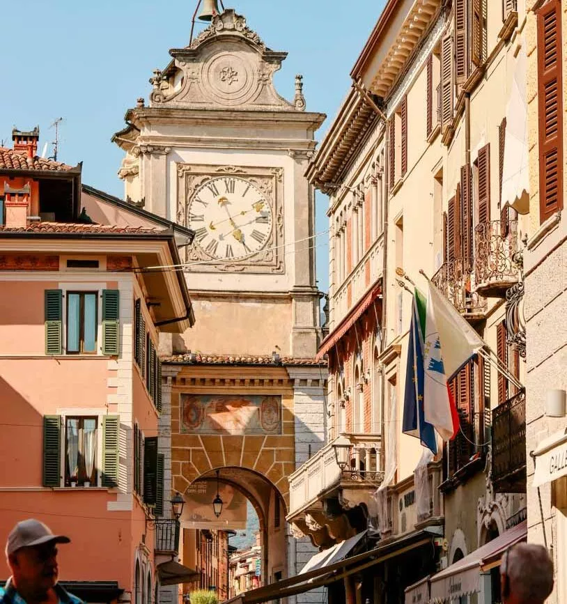 salo in italien am gardasee schoener kirchturm