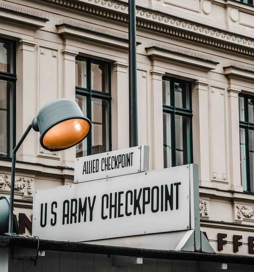 schild am checkpoint charlie mit der aufschrift us army checkpoint in berlin staedtetrip schild am checkpoint charlie mit der aufschrift us army checkpoint in berlin staedtetrip