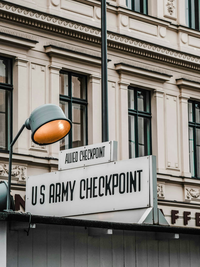 schild am checkpoint charlie mit der aufschrift us army checkpoint in berlin staedtetrip schild am checkpoint charlie mit der aufschrift us army checkpoint in berlin staedtetrip