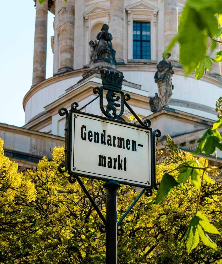 schild beim gendarmenmarkt in berlin schild beim gendarmenmarkt in berlin