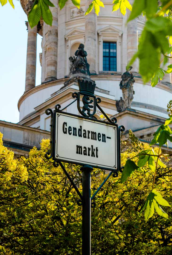 schild beim gendarmenmarkt in berlin schild beim gendarmenmarkt in berlin