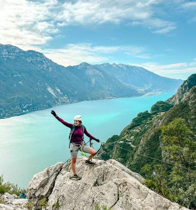 schoener ausblick auf den gardasee beim ferrato fausto susatti