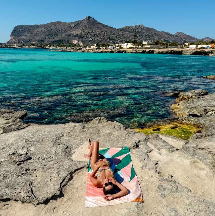 Sonnenbaden auf Favignana auf Sizilien