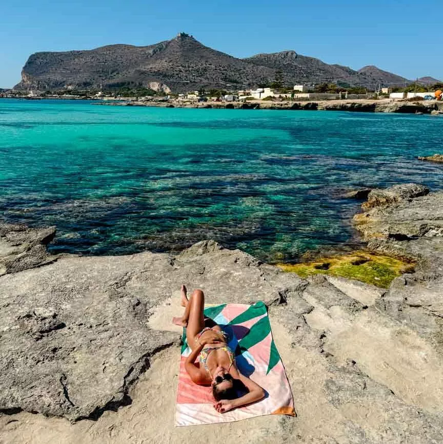 Sonnenbaden auf Favignana auf Sizilien