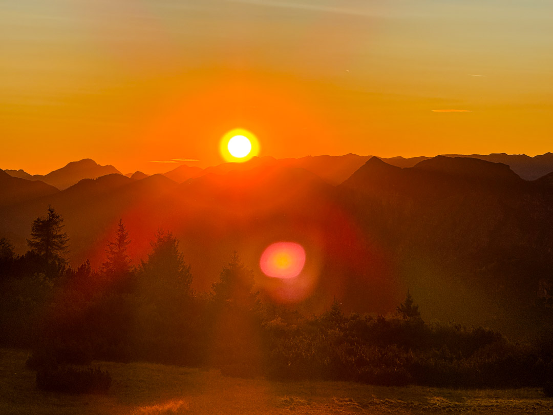 sonnenuntergang hinter den bergen am gardasee