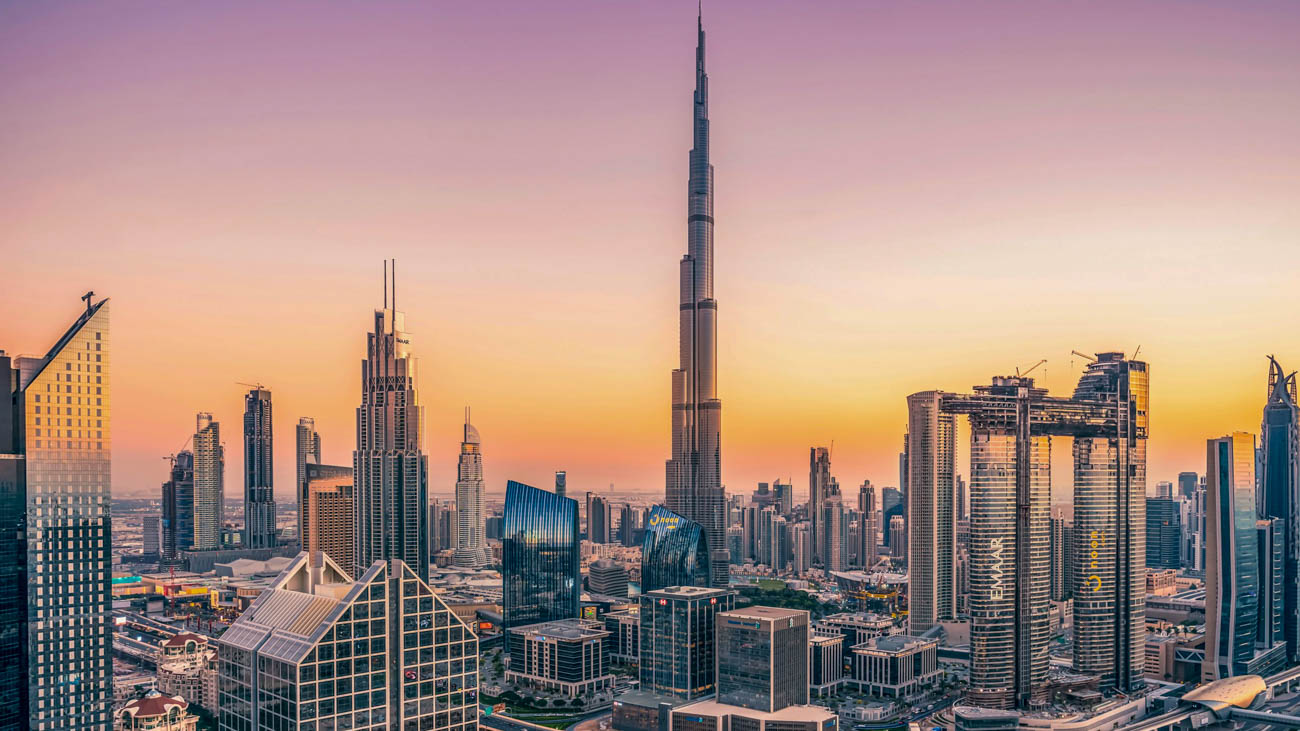 uae dubai skyline im sonnenuntergang UAE Dubai Skyline im Sonnenuntergang