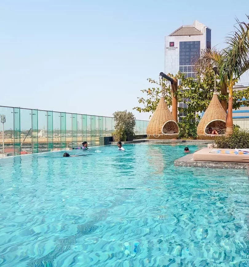 UAE DubaiPoolbereich im Hotel Indigo Dubai Downtown