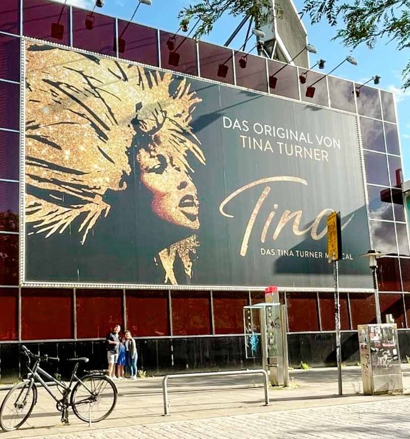 Vor dem Stage Apollo Theater, Tina Turner Musical in Hamburg