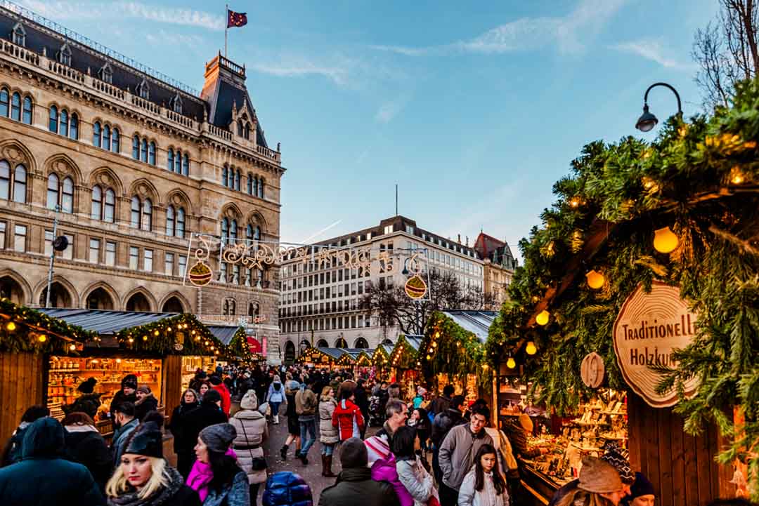 weihnachtsmarkt am rathaus in wien staedtetrip