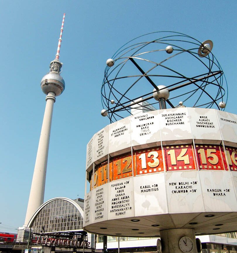 weltzeituhr und fernsehturm auf dem alexanderplatz in berlin staedtetrip