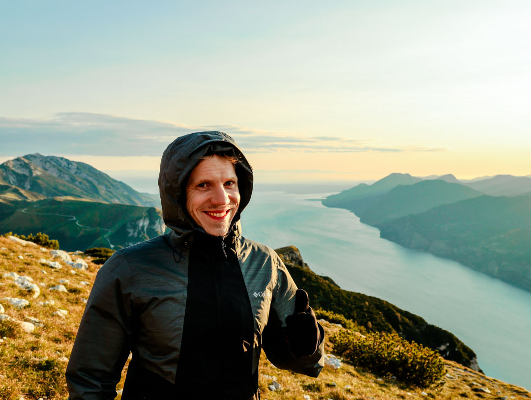 windig aber schoenster ausblick auf den gardasee vom berggipfel altissimo windig aber schoenster ausblick auf den gardasee vom berggipfel altissimo