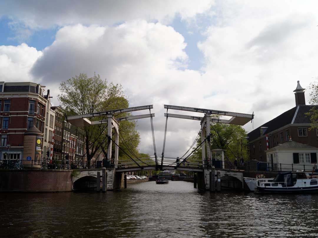amsterdam grachtenfahrt bruecke