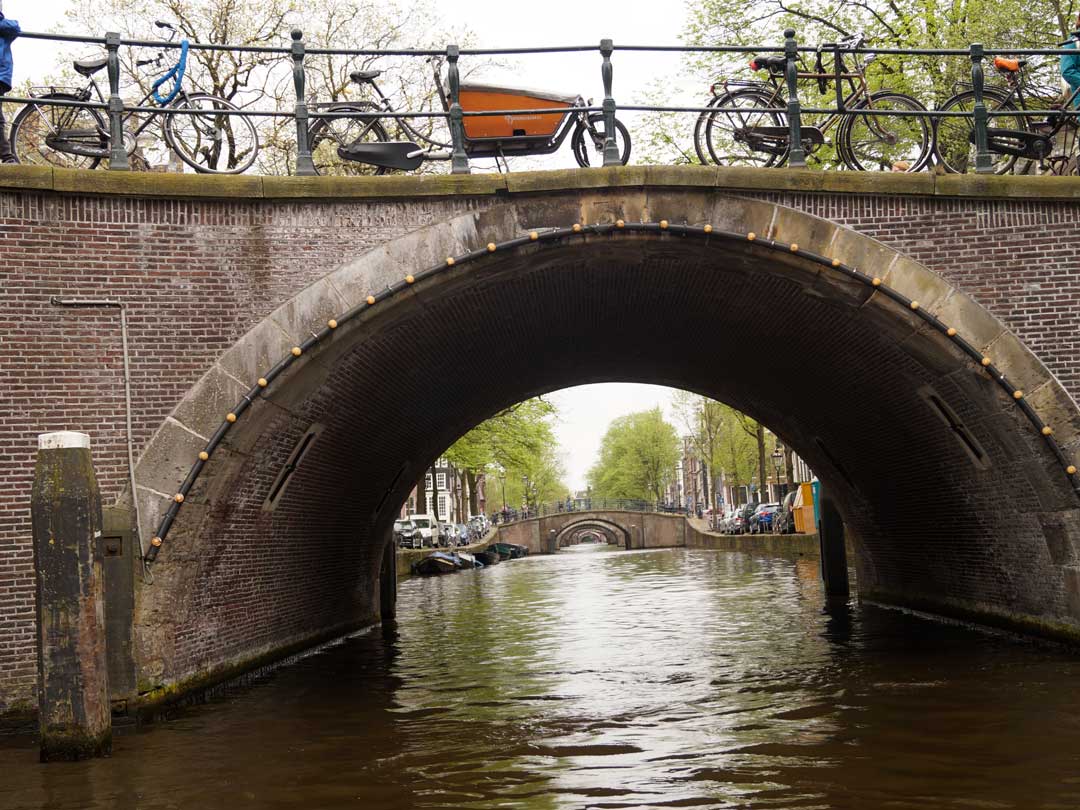 amsterdam grachtenfahrt bruecken