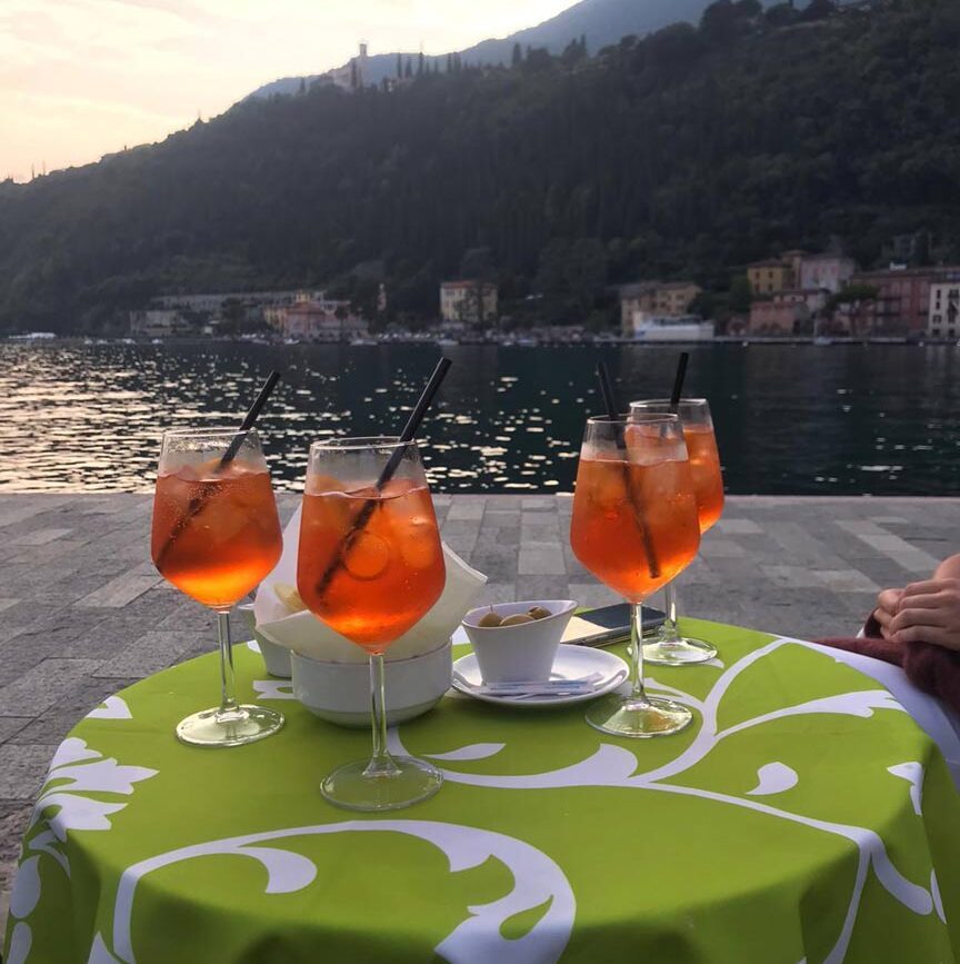 Aperol trinken an der Uferpromenade in Maderno