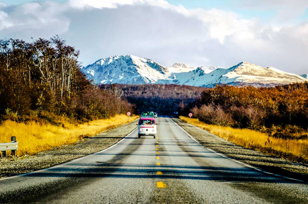 argentinien feuerland ushuaia strasse mit van