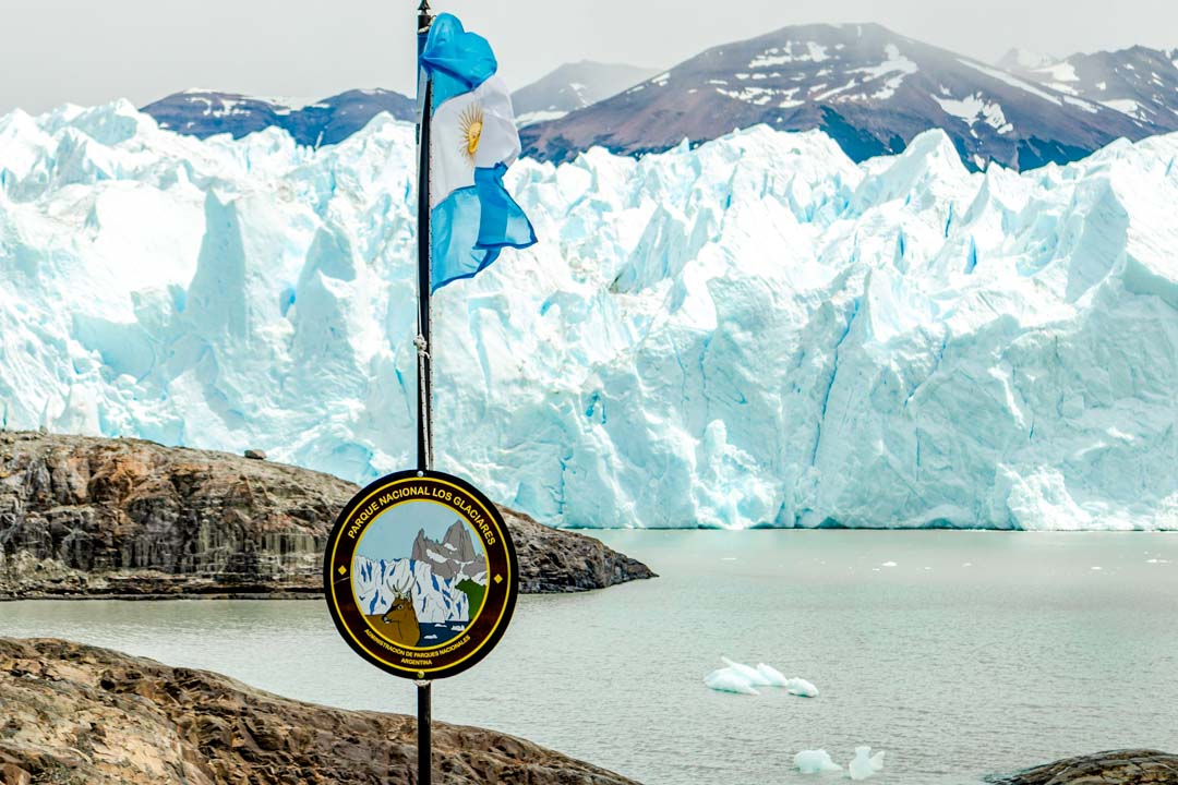 argentinien patagonien el calafate perito moreno gletscher mit fahne