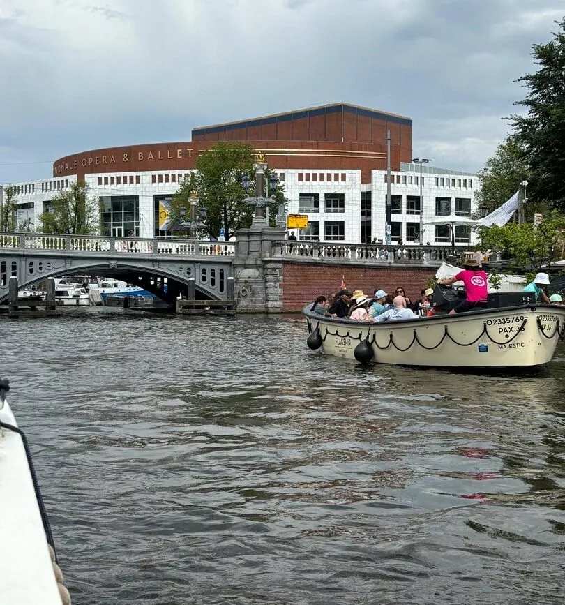 Grachtenfahrt Amsterdam Vorbei an der Oper