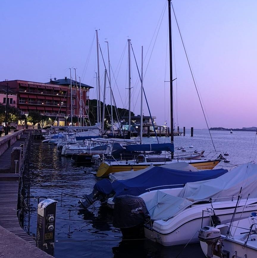 Hafen in Maderno zum Sonnenuntergang, Gardasee