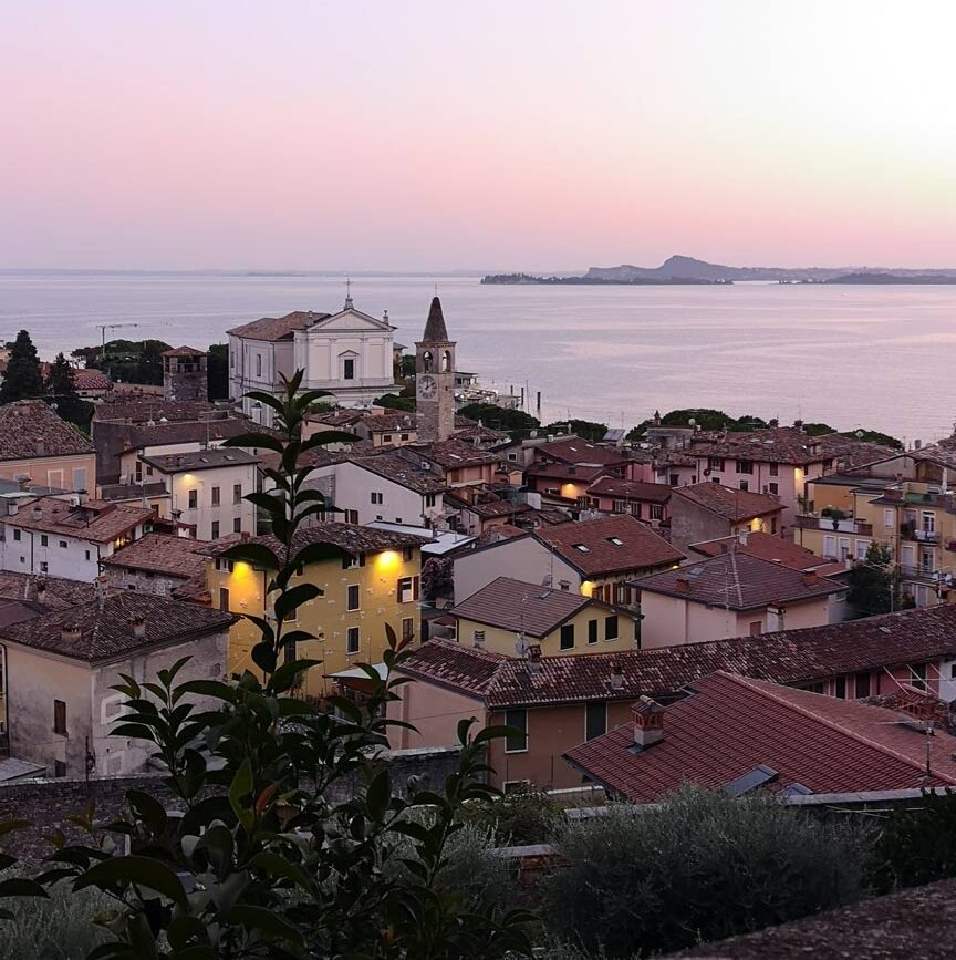 kleine Altstadt von Maderno zum Sonnenuntergang