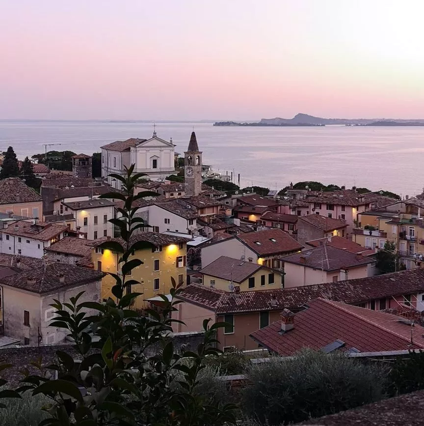 kleine altstadt von maderno zum sonnenuntergang kleine altstadt von maderno zum sonnenuntergang