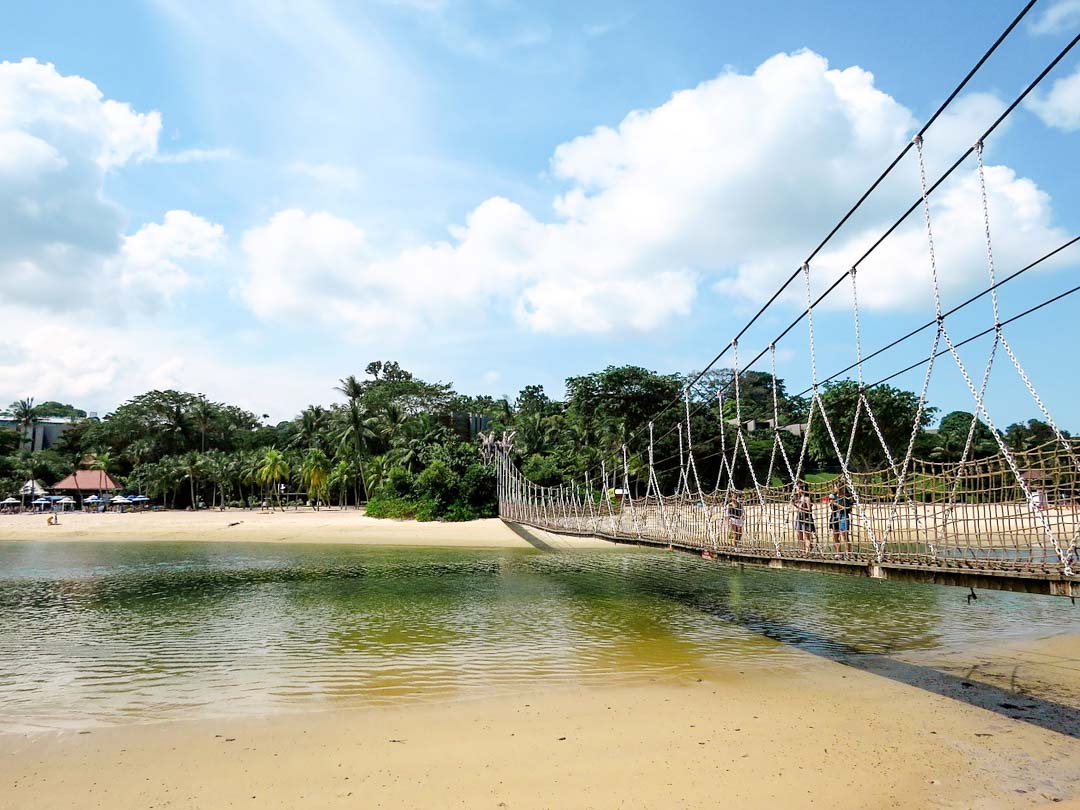 singapur haengebruecke am palawan beach