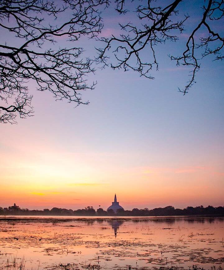 Sri Lanka Anuradhapura Tempel im Sonnenuntergang