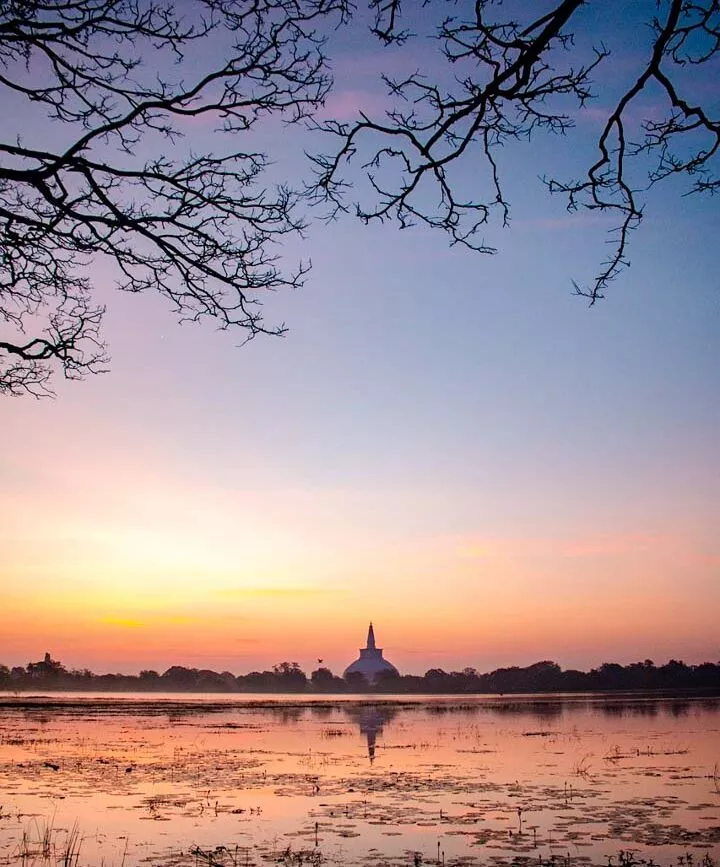 Sri Lanka Anuradhapura Tempel im Sonnenuntergang