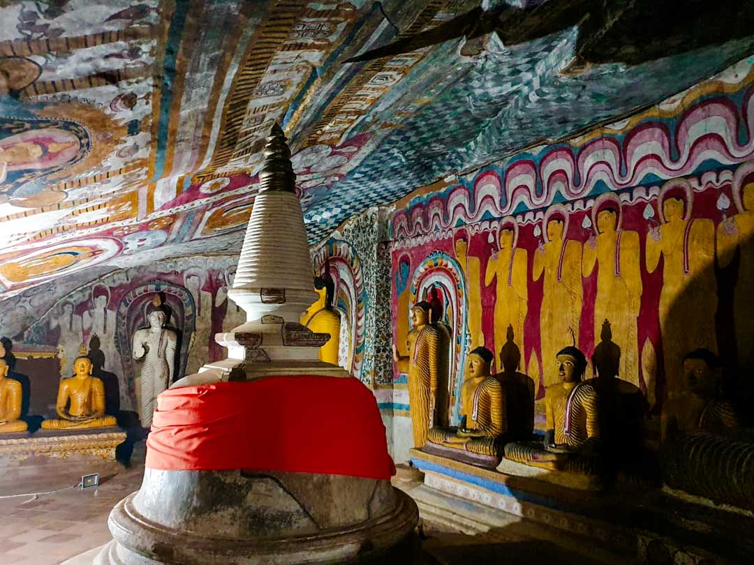 Sri Lanka Dambulla im Inneren des Höhlentempels