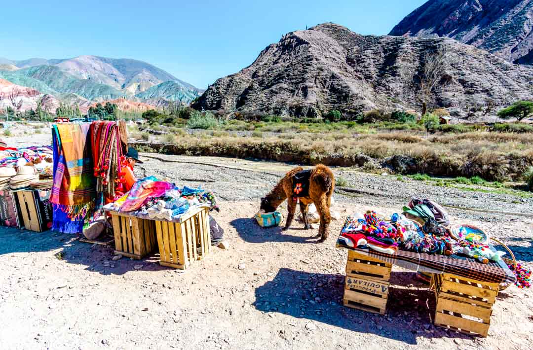 argentinien purmamarca staende mit webwaren