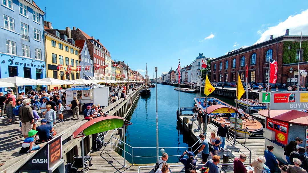 blick auf den kanal von nyhavn in kopenhagen daenemark blick auf den kanal von nyhavn in kopenhagen daenemark
