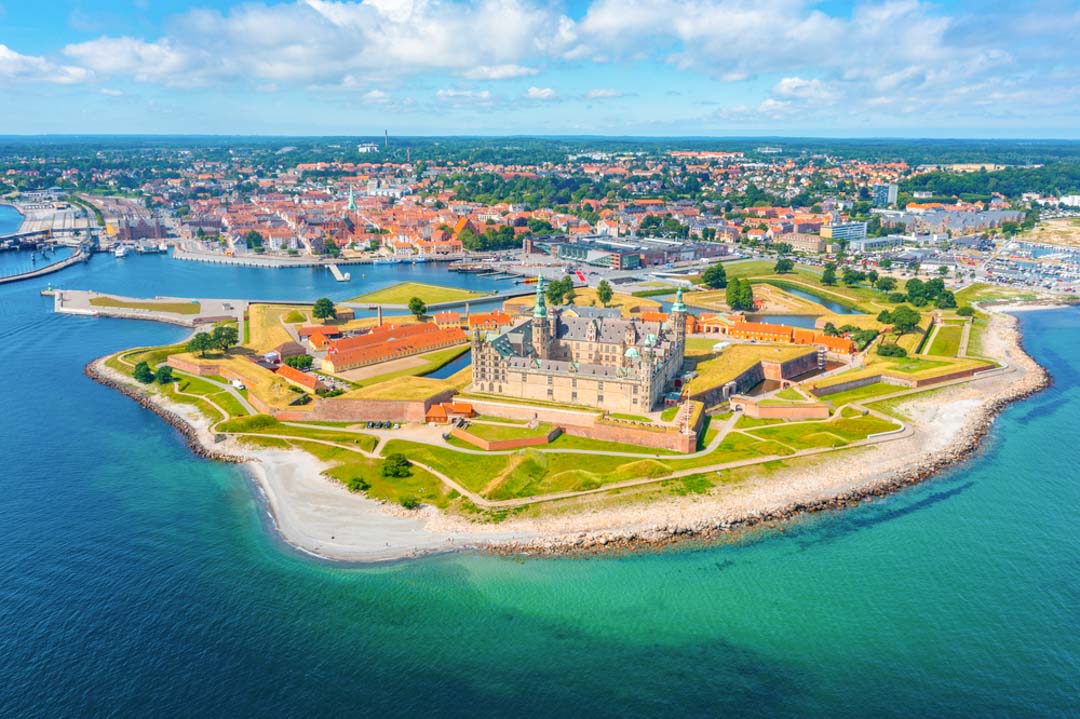 blick auf schloss kronborg und helsingor in daenemark blick auf schloss kronborg und helsingor in daenemark