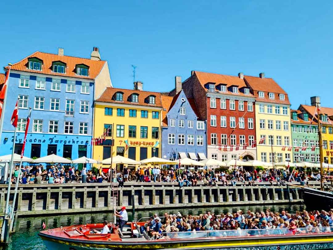 die beruehmten bunten haeuser am neuen hafen in kopenhagen daenemark die beruehmten bunten haeuser am neuen hafen in kopenhagen daenemark