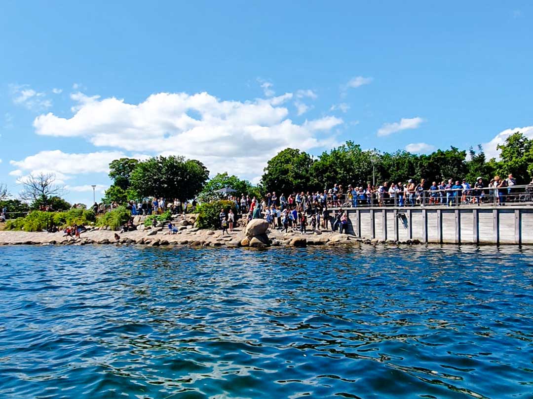 die statue vom wasser aus in kopenhagen die kleine meerjungfrau daenemark die statue vom wasser aus in kopenhagen die kleine meerjungfrau daenemark