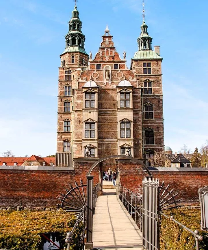 eingangstor zum schloss rosenborg in kopenhagen daenemark eingangstor zum schloss rosenborg in kopenhagen daenemark