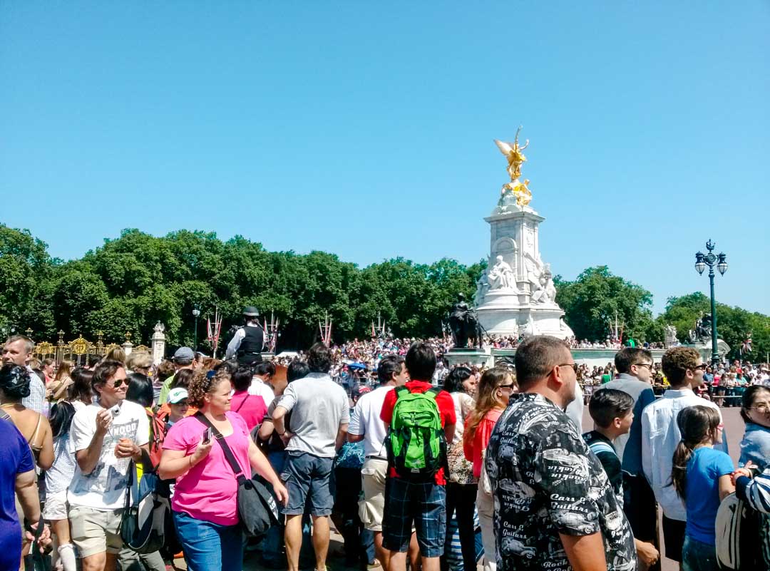 england london menschenmassen zur hauptreisezeit im sommer