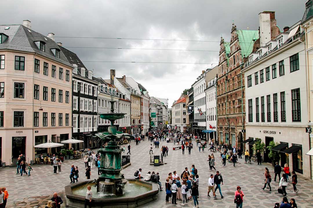 fussgaengerzone stroget in kopenhagen daenemark fussgaengerzone stroget in kopenhagen daenemark