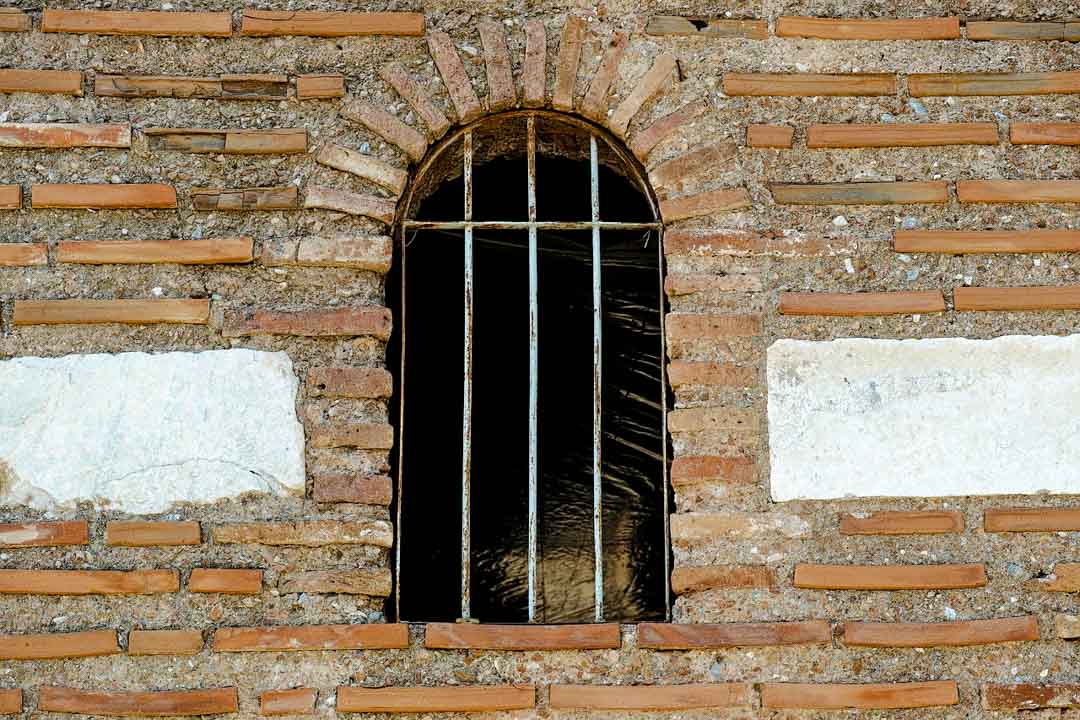 gitterfenster im gebaeude gitterfenster im gebaeude