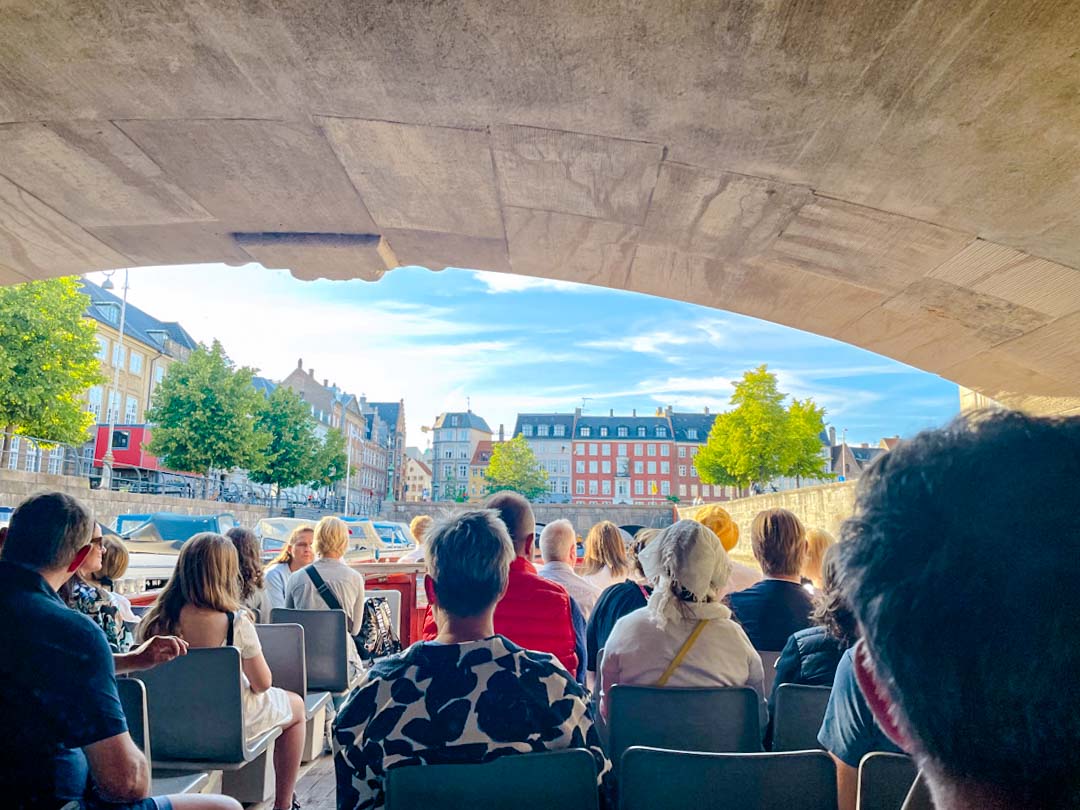 kanalrundfahrt durch die bruecken in kopenhagen daenemark kanalrundfahrt durch die bruecken in kopenhagen daenemark