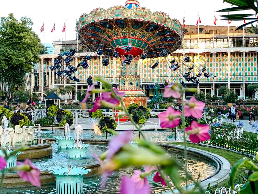 kettenkarussell im tivoli in kopenhagen daenemark kettenkarussell im tivoli in kopenhagen daenemark